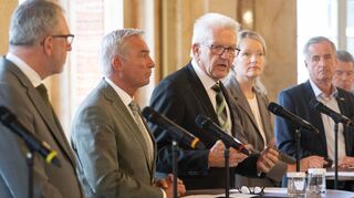 Ministerpräsident Winfried Kretschmann (3.v.l.) appellierte eindringlich an alle Bürger, Gas zu sparen.