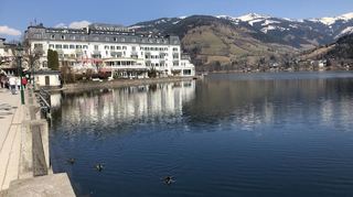 Das Grand Hotel in Zell am See. Ein Sehnsuchtsort, der vor allem viele Gäste aus dem arabischen Raum anzieht. Die Uferpromenade ist immer einen Ausflug wert.