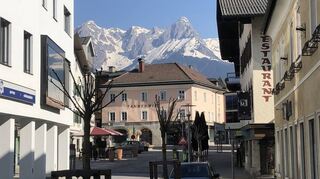 Bischofshofen ist gut erreichbar. Ein Blick auf die Skisprungschanze, ein Ausflug zum Wasserfall oder ein Einkaufsbummel in der Ortschaft, alles ist möglich.