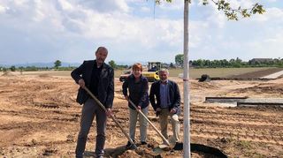 An der Sumpf-Eiche: Michael Schnellbach (v.l.), Geschäftsführer der Buga, Spenderin Gerda Brand und Gerhard Mandel, Vorsitzender des Freundeskreises.