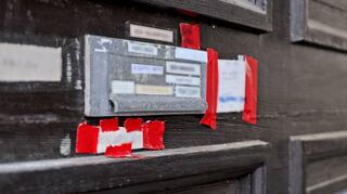 Viele Namen auf der Tür lassen auf Monteurunterkünfte schließen.