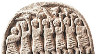 Der Viking Raider Stone zeigt die wahrscheinlich erste Darstellung eines Wikingerangriffs in Westeuropa. Sandstein, Ende 9. Jh.