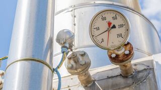 Ein Anzeige für Temperatur ist in der Anlage des Gasspeichers Wolfersberg (Bayern) an einem der vielen Rohre zu sehen.