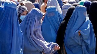 Frauen warten in Kabul auf Lebensmittelrationen von einer humanitären Hilfsorganisation aus Saudi-Arabien.