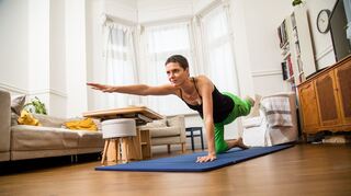 Liegt die Yogamatte schon bereit, ist die Überwindung geringer.