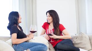 Wenn man die Routine, abends ein Glas Wein zu trinken, mit etwas ändert, dass die Stimmung beruhiget, kann man seine Gewohnheit durchbrechen.