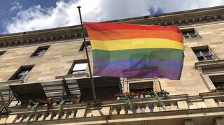Eine Regenbogenfahne am Mannheimer Rathaus.
