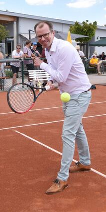 Bürgermeister Michler bei der Einweihung der Tennisanlage: Im tauberfränkischen Niederstetten wagt er einen neuen Aufschlag.