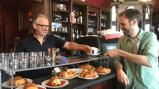 Haben an der Bar des „Café Prag“ die Reise nach Italien und Griechenland geplant: Adonis Malamos (.l) und Lars-Paul Reineke.