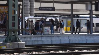 Zahlreiche Bahnfahrer sind am Dienstag am Mannheimer Hauptbahnhof gestrandet. Seit Mittwochabend rollen die Züge wieder.