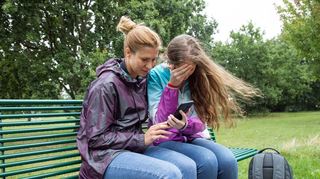 Das Internet birgt Gefahren, da viele Jugendliche mit Hassbotschaften und Cybermobbing zu kämpfen haben.