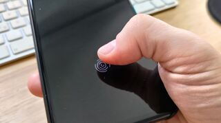 Eine Bildschirmsperre ist die erste Hemmschwelle, damit nicht jeder Zugriff auf das Smartphone hat.