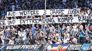 Die Entscheidung zur Vertragsverlängerung von Geschäftsführer Markus Kompp kritisierten einige Waldhof-Fans beim Heimspiel gegen Havelse Mitte Mai auf einem Spruchband.