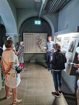 Im Museum im Keller der Schule gibt es neben Ausstellungsstücken auch Filme zu sehen.