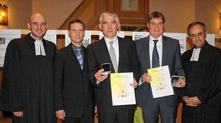 <p>Die Ehrung (von links): Pfarrer Maximilian Heßlein, Obmann Jens Nader, die Geehrten Albrecht Merdes und Stefan Bauer, Pfarrer Schipke.</p>