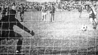 Im ersten Heimspiel, das der SVW unter dem Namen Chio absolvierte, verwandelte Bernd Bartels einen Elfmeter beim 3:1-Sieg gegen die Stuttgarter Kickers.