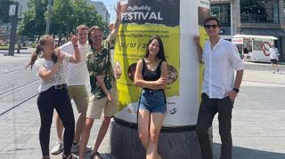 Weihua Wang (Mitte) und ihr Team wollen am Samstag auf dem Alten Meßplatz Freundschaften und den kulturellen Austausch fördern.