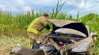 Die beiden Insassen des Porsche wurden bei dem Unfall in Weinheim schwer verletzt.