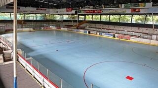 Still ruht das Eisstadion: Der Abriss verzögert sich erneut.