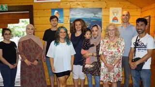 Teilnehmer der Internationalen Malschule zeigten in der Max-Jaeger-Hütte einige ihrer Werke, hier mit Christine Behrens (3.v.r.) und Petar Drakul (2. v.r.).