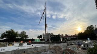 Hier entsteht Heddesheims neue Sportkita. Die Holzbauteile kommen im Oktober, der Einzug ist für September 2023 geplant.