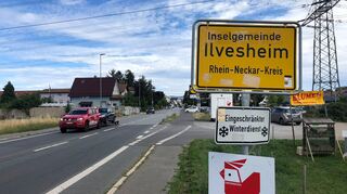 Seit Anfang April klebt auf diesem Ortsschild der Zusatztitel „Inselgemeinde“ – obwohl es dafür keine ausreichende Mehrheit im Gemeinderat gibt.