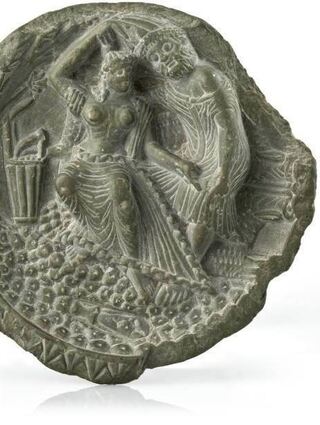 Schale mit Darstellung vonOmphale und Herakles, aus Taxilain Pakistan, Gandhara-Kultur, Tonschiefer, 1. Jh. v. Chr.