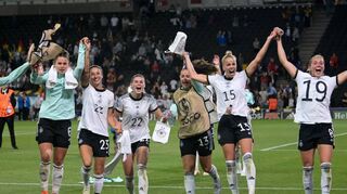 Ausgelassener Jubel bei den Fußball-Frauen nach dem Halbfinal-Sieg gegen Frankreich.