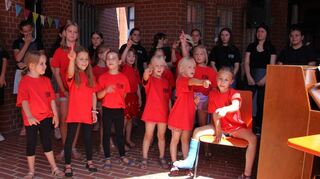 Die „Lil’ Young Voices“ und die „Young Voices“ sorgen mit ihrem Gesang für gute Stimmung.