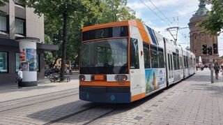 In den Straßenbahnen und Bussen der RNV müssen immer noch FFP2- oder medizinische Masken getragen werden.