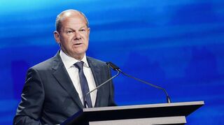 Keine Stimmungskanone, aber als Gast in der Mannheimer SAP Arena das Zugpferd: Bundeskanzler Olaf Scholz.