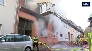Ein Feuerwehrmann verletzte sich bei den Löscharbeiten.