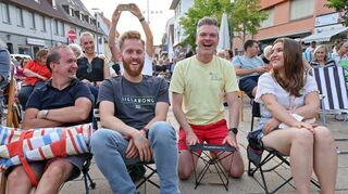 Vorfreude beim Open-Air-Kino: Christopher Amann (v.l.), Tobias Seibert, Olaf Stenzel und Patrizia Seibert sind schon in guter Stimmung. Ob der Sitz nicht ein bisschen zu klein ist?