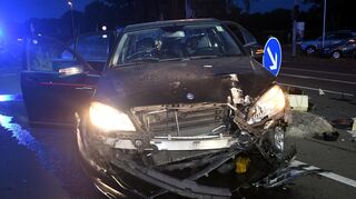Das Fahrzeug stieß frontal gegen eine Ampel.