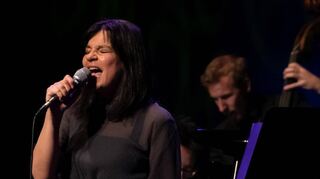 2006 und 2007 spielte sie Kriemhild bei den Nibelungenfestspielen. Nun glänzte Jasmin Tabatabai in Worms als Sängerin mit dem David Klein Quartett.