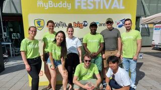 Beim erstmals in Mannheim veranstalteten „MyBuddy“-Festival finden sich viele beste Freunde ein, hier entsprechend mit Shirts markiert.