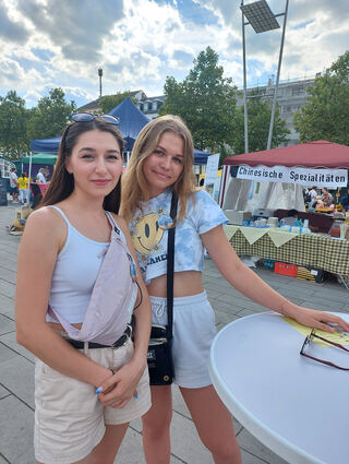 Die Freundinnen Kseniia (links) und Karyna stammen aus der Ukraine, haben sich aber hier kennengelernt.