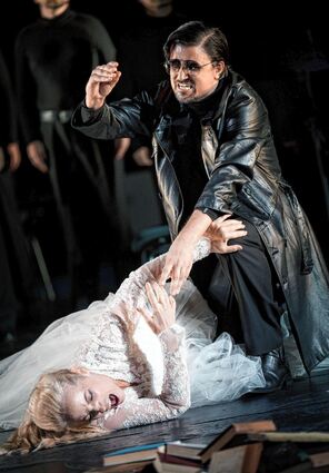 Ein Fall für Feministinnen: Siegfried (Stoughton) vergewaltigt („zähmt“) Brünnhilde (Lindstrom) in Gestalt Gunthers.