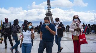 Passanten in Paris. Die französische Regierung schafft die Quarantäne für Infizierte ab.