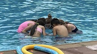 Die Grundschüler haben bereits an vier Tagen das Parkschwimmbad besucht, ein Projekt soll die Sicherheit im Wasser nun weiter stärken.