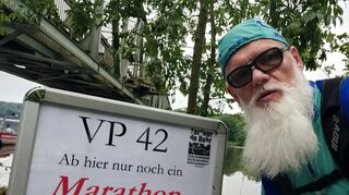 Der Ultraläufer Holger Hedelt unterstützt Holub bei seinem Spendenlauf.