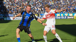 Waldhofs Dominik Martinovic (l.) im Zweikampf mit Porath Finn von Holstein Kiel.