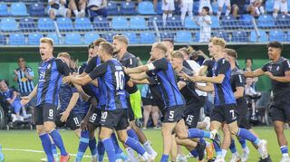 Fridolin Wagner (Nummer 8) und seine Teamkollegen vom SV Waldhof bejubeln ausgelassen das Weiterkommen im DFB-Pokal.