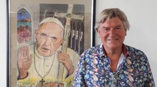 Der malende Bäckermeister Wolfram Gothe bei der Vernissage seiner Ausstellung in der Mannheimer Innenstadt mit seinem Werk „Himmel hilf!“.