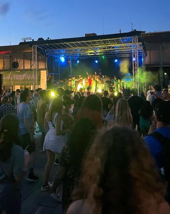 Gute Stimmung gab’s vor der Bühne bei den Musikgruppen am Samstagabend.