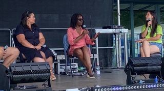 Bei der Podiumsdiskussion mit dem Löwenspieler Thomas Larkin (v. l.), der Bundes-tagsabgeordneten Isabel Cademartori, Bestsellerautorin Florence Brokowski-Shekete und Moderatorin Weihua Wang.