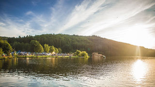Der Marbachstausee ladet ab 4. August mitten im Odenwald nicht nur zum Bade, sondern auch zum Campen und Musikhören. Beim Festival Sound Of The Forest sind 2022 Giant Rooks, Bukahara und Faber die Hauptattraktionen.
