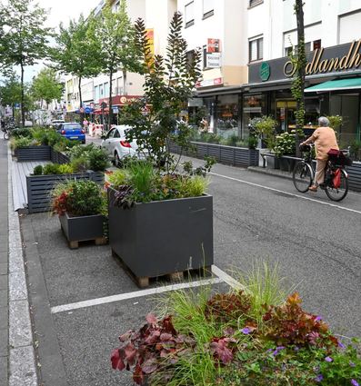 Pflanzkübel in der Fressgasse, die damit grüner gestaltet wurde.