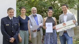 Für ihren couragierten Einsatz sind Doreen Schmidts (2.v.l.) und Verena Zauscher (2.v.r.) gemeinsam von Theo Härter (v.l.), Leiter des Polizeireviers Nord, Bürgermeister Wolfgang Erichson und Knut Krakow vom Verein Sicheres Heidelberg geehrt worden.