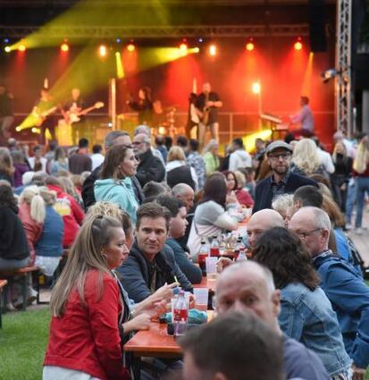 Bei Livemusik wird am Heddesheimer See wieder gefeiert.
